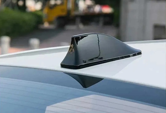 Вместилищем антенны служит пластиковый корпус в виде антенного плавника на крыше автомобиля/ Фото: aliexpress.ru