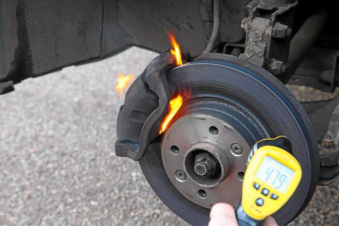 В результате перегрева тормозные элементы плохо прилегают друг к другу/ Фото: remicar.ru В результате перегрева тормозные элементы плохо прилегают друг к другу/ Фото: remicar.ru