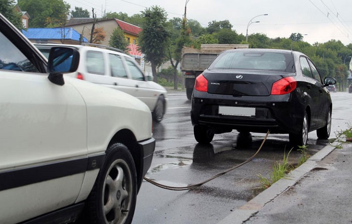 Расстояние для буксировки машины на «автомате» не должно превышать 50 км/ Фото: allcarz.ru