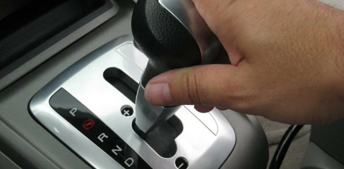 Рычаг переключения автоматической коробки передач/ Фото: saednews.com