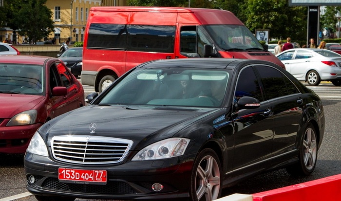 Машине с красными номерами обычно уступают дорогу