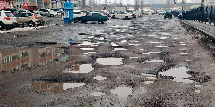 Весной появляется опасность для автомобилей от ям и глубоких луж/ Фото: autonews.ru