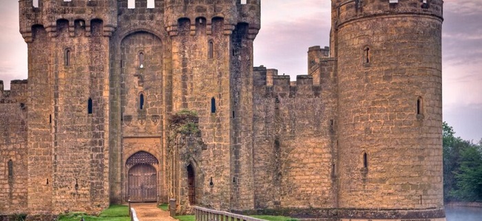 Стены и башни замка должны быть устойчивы к вражеской осаде/ Фото: castle.men