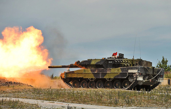 Танк Leopard 2 в бою/ Фото: overclockers.ru