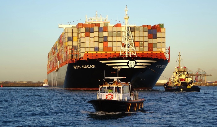 MSC Oscar имеет в длину около 395 метров