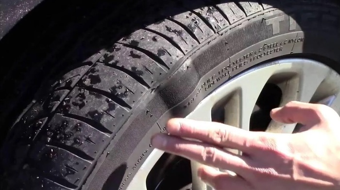 Осмотр боковой части колеса, на котором обнаружена грыжа