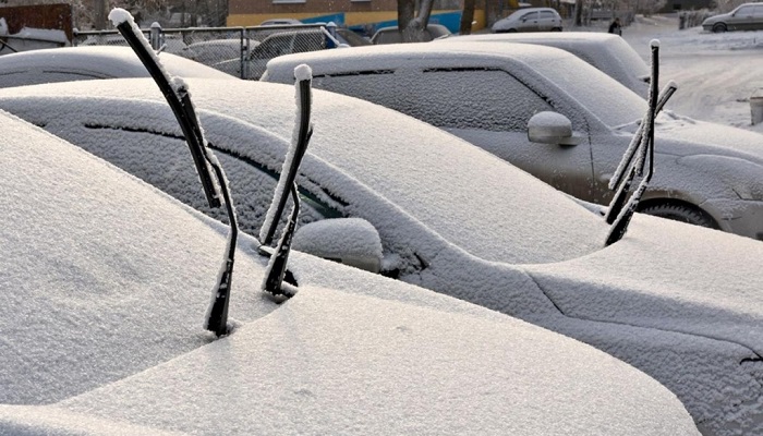 Автомобильные дворники зимой/ Фото: rad-star.ru