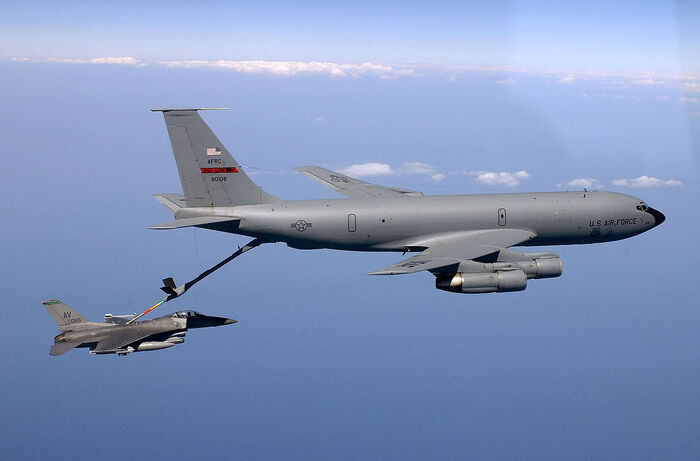 Дозаправка самолетов в воздухе при помощи KC-135 Stratotanker. Фото: wikimedia.org