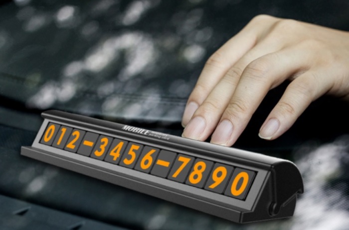 Номер водителя на лобовом стекле автомобиля