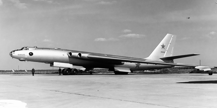 Власти требовали создать самолет, способный летать со скоростью порядка 1000 км/час Власти требовали создать самолет, способный летать со скоростью порядка 1000 км/час