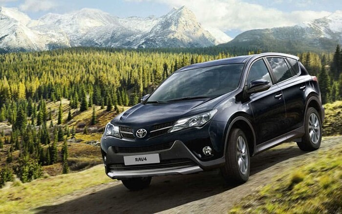 Toyota RAV4 популярна и в бензиновых, и в гибридных версиях Toyota RAV4 популярна и в бензиновых, и в гибридных версиях