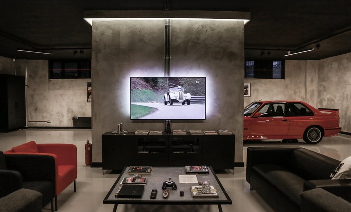 В гараже D34 имеются плоские экраны и диваны для гостей