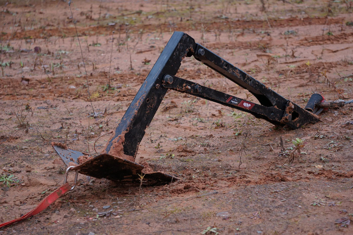 Якорь представляет собой складную опору для лебедки Якорь представляет собой складную опору для лебедки