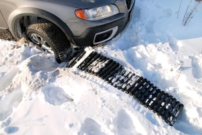 Коврики подкладывают под ведущие колеса машины Коврики подкладывают под ведущие колеса машины