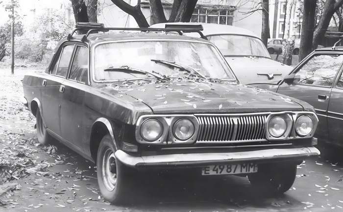 «Волга» с четырьмя фарами во дворе дома «Волга» с четырьмя фарами во дворе дома