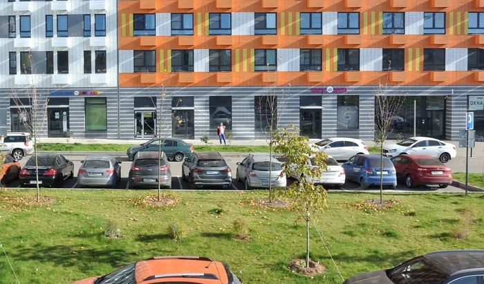 Сотрудники ближайшего учреждения могут подсказать, где находится водитель заблокировавшей выезд машины