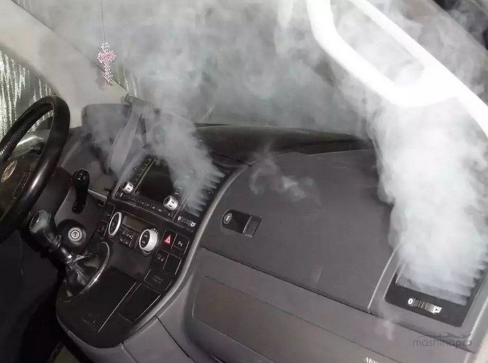 Сладковатый запах может свидетельствовать об утере антифриза. Фото: mashinapro.ru