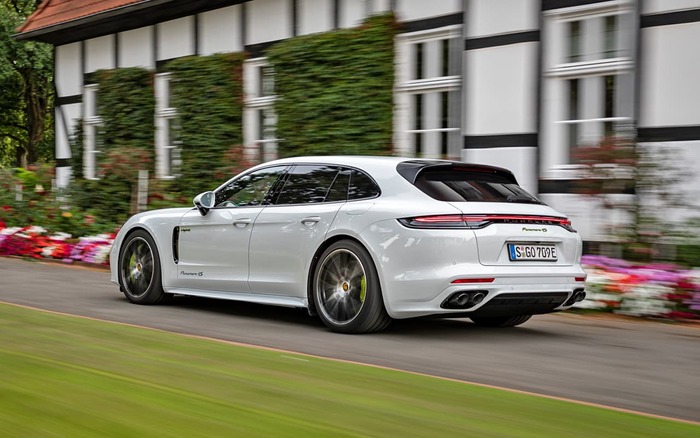 Задние свесы Porsche Panamera Sport Turismo уравновешены массивными арками колес. Фото: carmaps.ru Задние свесы Porsche Panamera Sport Turismo уравновешены массивными арками колес. Фото: carmaps.ru