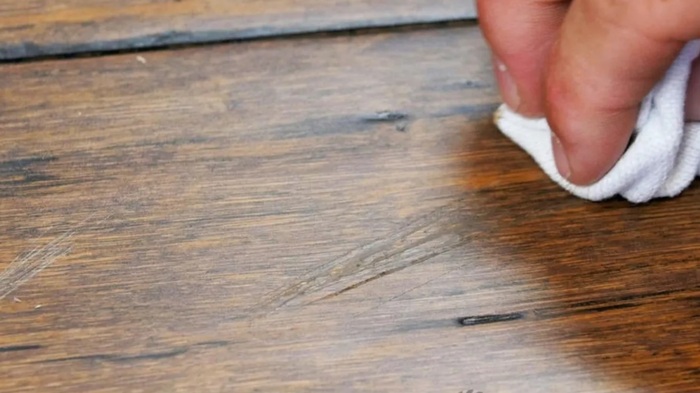 Чистка пола, в ходе которой «царапины» могут оказаться грязью Чистка пола, в ходе которой «царапины» могут оказаться грязью