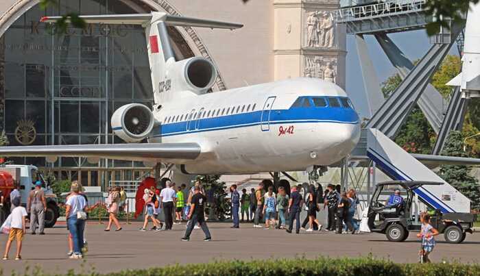 Як-42 на ВДНХ