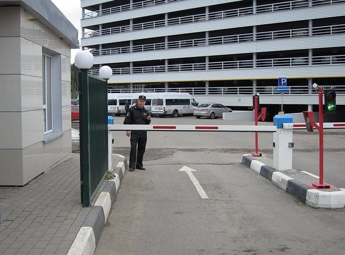 Охранник на парковке