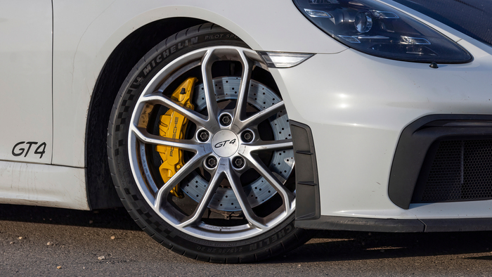 Тормозные колодки должны сохранять достаточную толщину Тормозные колодки должны сохранять достаточную толщину