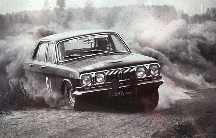 Четырехфарная «Волга» в заносе Четырехфарная «Волга» в заносе