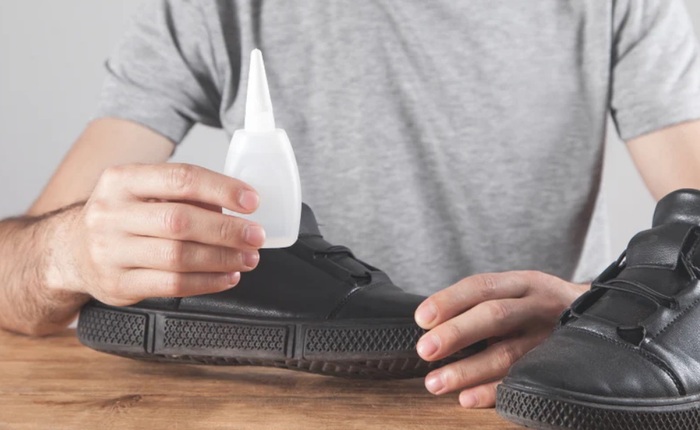 Для заклеивания подошвы нужен специальный клей