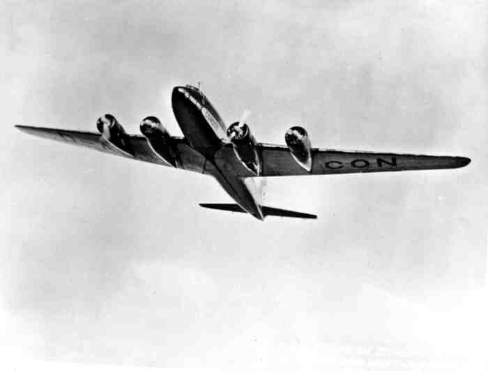 Немецкий самолет осуществляет налет на Британские острова Немецкий самолет осуществляет налет на Британские острова