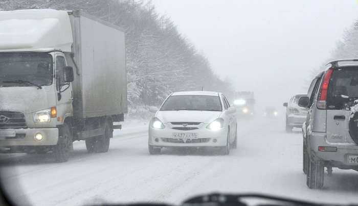При обгоне на зимней дороге нужно быть особенно осторожными. Фото: shanstv.ru