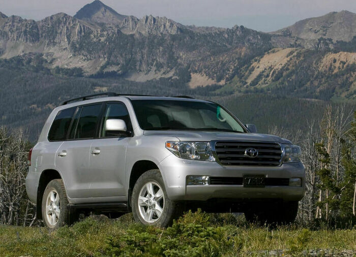 Toyota Land Cruiser 200, статусный и долговечный «японец» Toyota Land Cruiser 200, статусный и долговечный «японец»