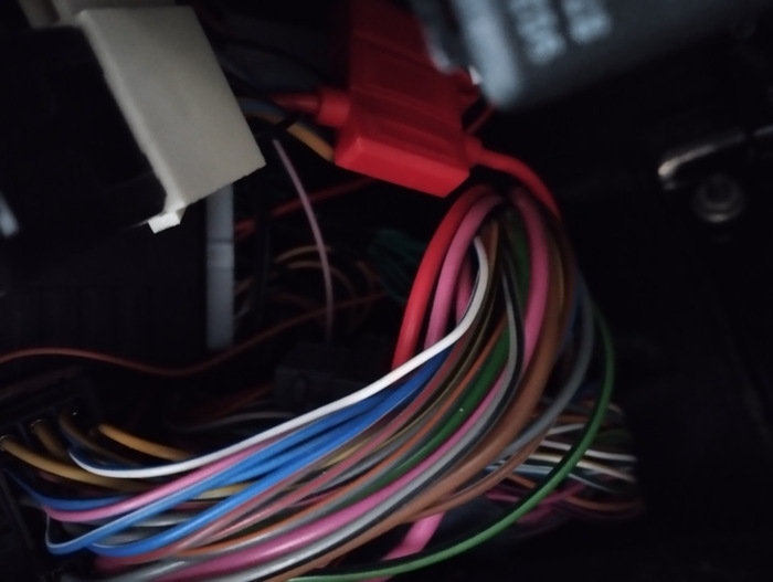 С проводами в гараже нужно обходиться осторожно С проводами в гараже нужно обходиться осторожно