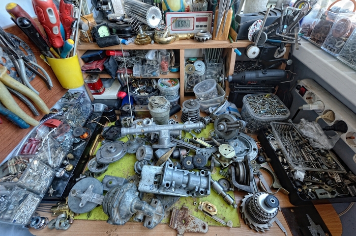 Склад автомобильных деталей, которые могли пригодиться для последующих ремонтов. Фото: livejournal.com