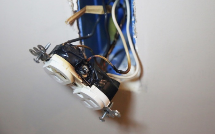 При оплавлении пластика может ощущаться специфический запах При оплавлении пластика может ощущаться специфический запах