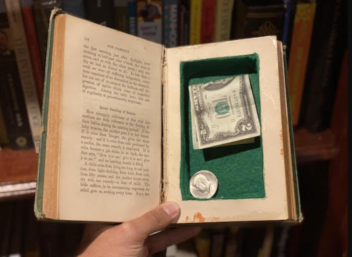 Внутрь книги можно положить небольшие ценные вещи Внутрь книги можно положить небольшие ценные вещи