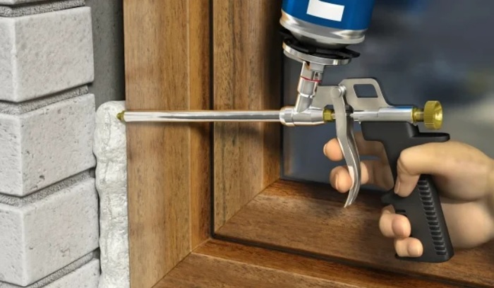 Заполнение монтажной пеной пространства у оконной рамы