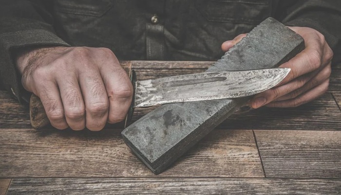 Грубую сторону нужно использовать при сильном износе материала