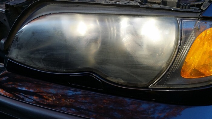 Помутневшее стекло автомобильных фар. Фото: plastikspb.ru