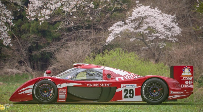 Toyota GT-One, вид сбоку слева