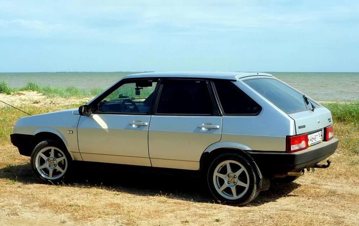 Благодаря вместительности, ВАЗ-2109 прекрасно подходила для семейных поездок. Фото: autoiwc.ru