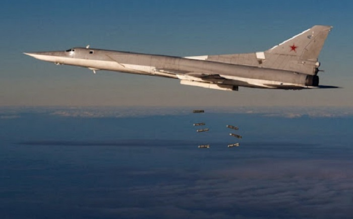 Ту-22М сбрасывает бомбы на цель
