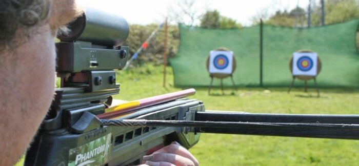 Для натяжения тетивы арбалета используются вспомогательные средства. Фото: essential-adventure.co.uk