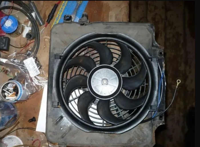 Для устранения шума можно очистить и смазать детали вентилятора