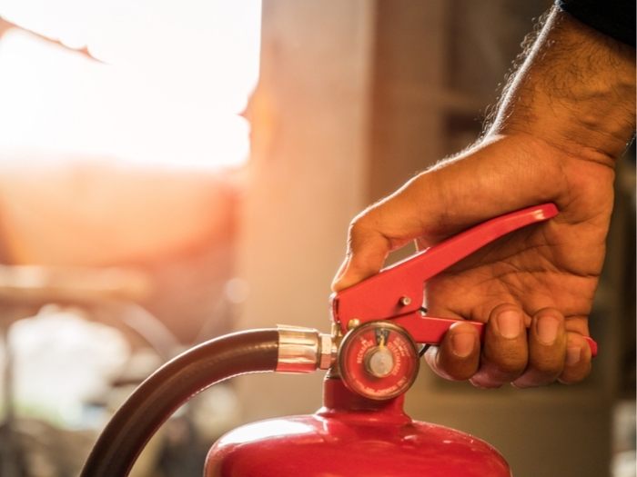 Огнетушитель в гараже спасет от пожара Огнетушитель в гараже спасет от пожара