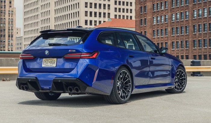 BMW M5 Touring создает ощущение движение, даже когда стоит на месте. Фото: caranddriver.com BMW M5 Touring создает ощущение движение, даже когда стоит на месте. Фото: caranddriver.com