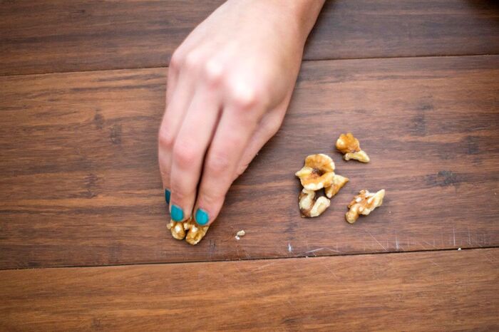 Использование грецкого ореха для обработки поцарапанных участков пола Использование грецкого ореха для обработки поцарапанных участков пола