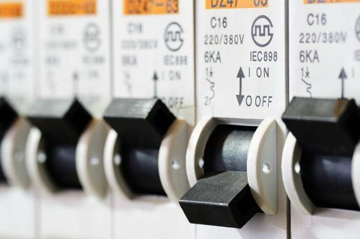 Пробки может часто выбивать из-за изношенности цепи Пробки может часто выбивать из-за изношенности цепи