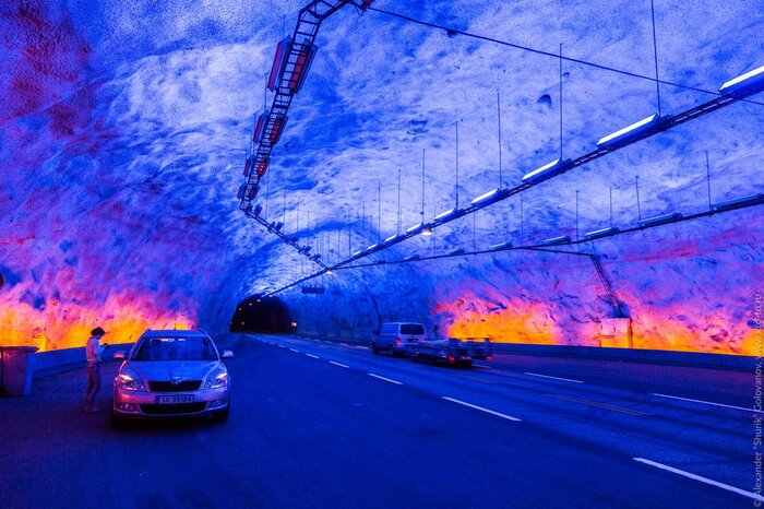 Лердальский тоннель состоит из искусственных пещер, подсвеченных огнями