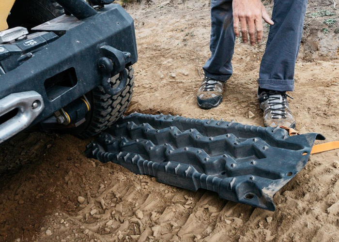 Traution Recovery System представляет собой опоры для колес автомобиля Traution Recovery System представляет собой опоры для колес автомобиля