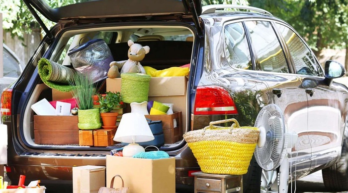 Перегруженный багажник автомобиля Перегруженный багажник автомобиля